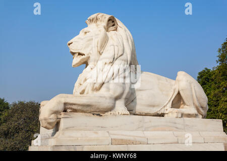 Les lions de pierre à l'Édifice commémoratif Victoria. C'est un grand bâtiment de marbre, situé à Kolkata, Inde. Banque D'Images