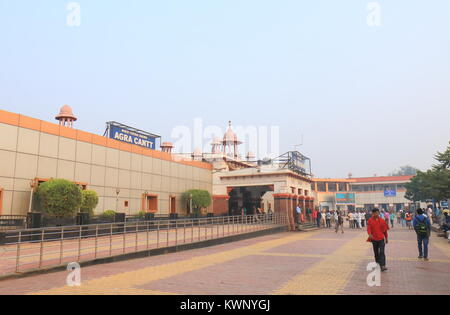 Les gens voyagent à Agra Cantt railway station à Agra en Inde. Banque D'Images