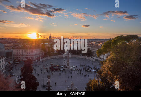 Rome (Italie) - Le centre historique de Rome. Ici en particulier la Piazza del Popolo au coucher du soleil, à partir de la Terrazza del Pincio Banque D'Images