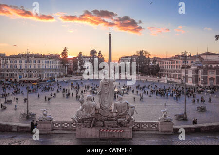 Rome (Italie) - Le centre historique de Rome. Ici en particulier la Piazza del Popolo au coucher du soleil, à partir de la Terrazza del Pincio Banque D'Images