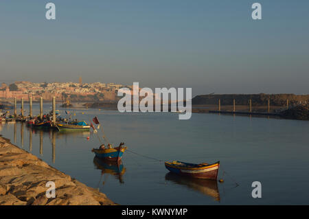 Bateaux de pêche en face de la Kasbah des Oudaias, le Maroc, l'Afrique du Nord Banque D'Images