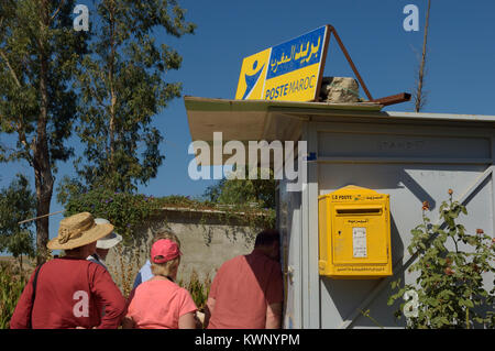 Les touristes font la queue pour timbres carte postale Maroc, Afrique du Nord Banque D'Images