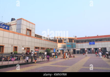 Les gens voyagent à Agra Cantt railway station à Agra en Inde. Banque D'Images