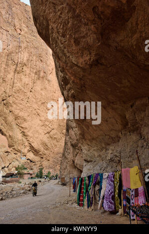 Gorges de Todra, ravin naturel près de Tinerhil. La région des montagnes de l'Atlas, Maroc, Afrique du Nord Banque D'Images