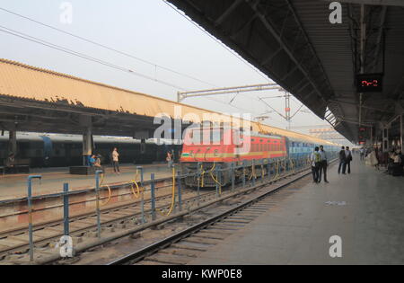 Les gens voyagent à Agra Cantt railway station à Agra en Inde. Banque D'Images