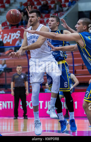 ZAGREB, CROATIE - 17 NOVEMBRE 2017 : match de basket-ball entre KK et KK Vrijednosnice Cedevita Zagreb. Basket-ball en action Banque D'Images