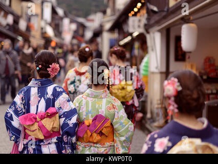 Groupe de filles dans des kimonos Yukata avec de l'air et leurs ornements Kanzashi orné lié à un arc obi marche sur Matsubara dori dans près de Kyoto Kiyomiz Banque D'Images