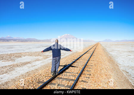 Ancienne voie ferrée dans la région de Salar de Uyuni (sel), Bolivie Banque D'Images