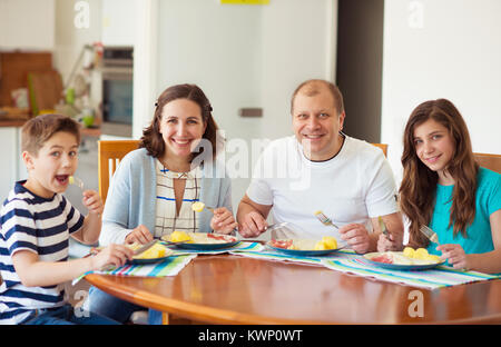 Grande famille heureuse de dîner à la maison. Mère, père, fille, fils Banque D'Images