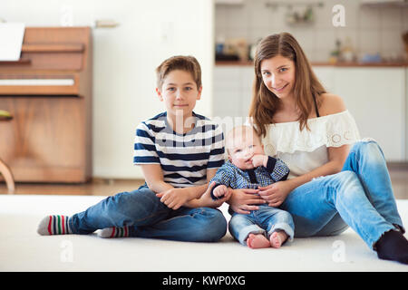 Portrait of young Pretty woman avec son petit frère et 9 ans frère Banque D'Images