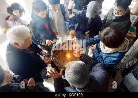 Vue aérienne de l'éclairage dans les bâtons encens joss au Temple Kiyomizu-dera temple bouddhiste en automne. Higashiyama, Kyoto, Japon, 2017. Banque D'Images