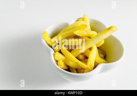 Une photographie de frites dans un bol Banque D'Images