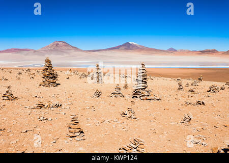 Lac de beauté et de volcans de l'Altiplano, Bolivie Banque D'Images