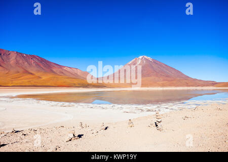 Et le volcan Licancabur Laguna Verde (lac Vert) dans l'Altiplano, Bolivie Banque D'Images