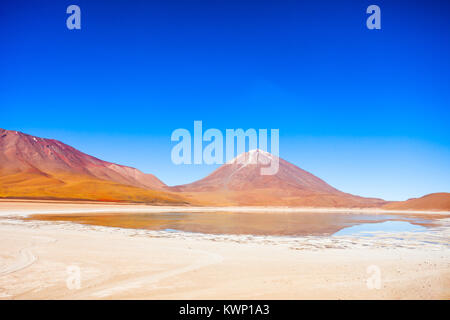 Le volcan Licancabur et Lac Vert (Laguna Verde) dans l'Altiplano bolivien Banque D'Images