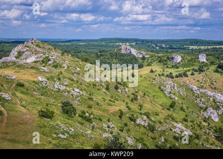 Les roches calcaires autour de ruines de château à Olsztyn, village Jura polonais dans la région du sud de la voïvodie de Silésie en Pologne Banque D'Images