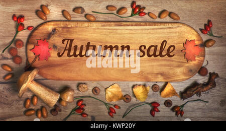 Planche de bois avec texte 'Autumn sale avec 'automne décorations sur bois. Vue d'en haut, l'image. Banque D'Images
