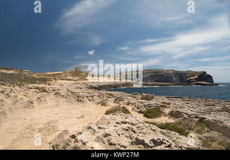 L'image d'une tour de guet et le littoral à Dwerja Bay, Gozo, qui est une île de l'archipel maltais dans la mer Méditerranée. Banque D'Images