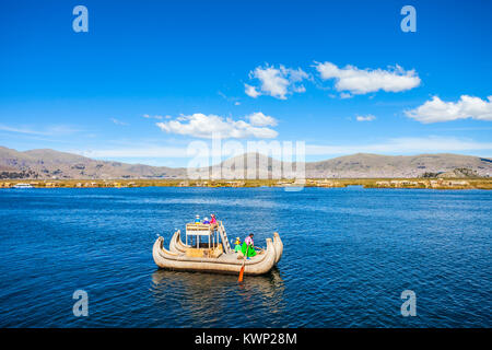 Totora bateau sur le lac Titicaca, près de Puno, Pérou Banque D'Images