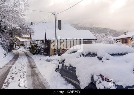 Location presque totalement enterré sous une neige dans un village de montagne Banque D'Images