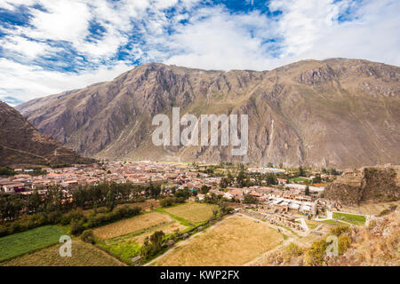 Vue aérienne d'Ollantaytambo. La ville d'Ollantaytambo est situé le long de la Patakancha River dans le sud du Pérou. Banque D'Images