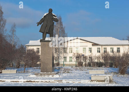 Velsk, Moscow, Russie - 6 novembre, 2016 : Monument de Vladimir Ilitch Lénine sur l'arrière-plan de l'école numéro 3 dans la ville de Velsk Banque D'Images