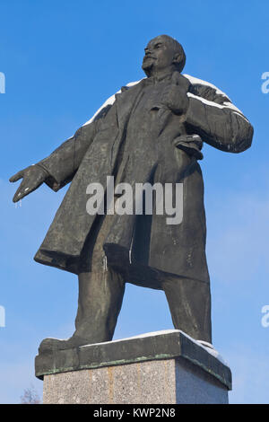 Velsk, Moscow, Russie - 6 novembre, 2016 : monument de Lénine sur un fond de ciel bleu l'hiver dans la ville de Velsk Banque D'Images