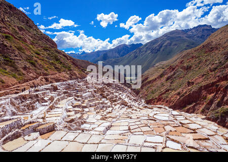 Salinas de Maras, pré inca mine de sel traditionnel au Pérou Banque D'Images