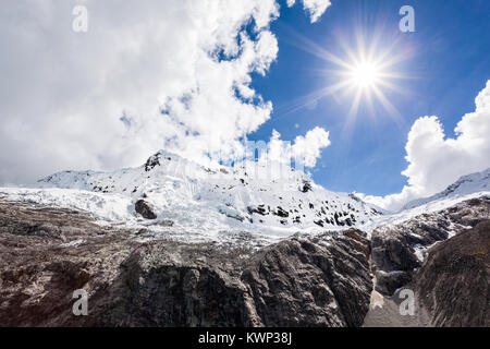 Chakrarahu mountain sont situées près de Laguna 69 Lake dans le parc national de Huascaran dans les Andes du Pérou. Banque D'Images