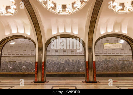 Plate-forme de la station Mayakovskaya, l'un des plus célèbres stations du métro de Moscou une partie de la ligne Zamoskvoretskaya. Moscou, Russie. Banque D'Images