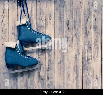 Skates accrocher au mur en bois Banque D'Images