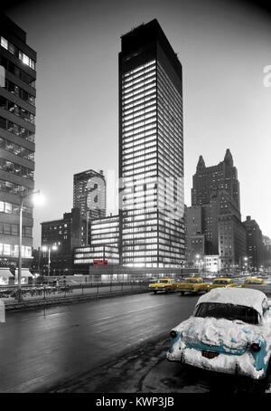 Vintage photo colorisée du Seagram Building en construction vers 1958. Banque D'Images