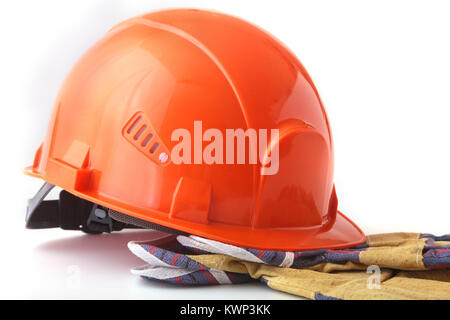 Orange casque de sécurité, gants de sécurité sur fond blanc. Casque de sécurité. Banque D'Images