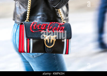 Sac à main pour femme Coca-Cola, scène de style de vie de mode de rue féminine, style de rue de jeans closeup Banque D'Images