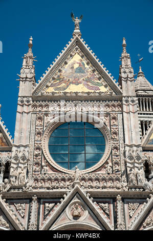 Façade gothique italien de Giovanni Pisano de XIII siècle de style roman et gothique italien Cattedrale Metropolitana di Santa Maria Assunta (Sienne Cat Banque D'Images