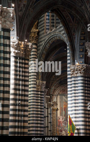 De style roman et gothique italien Cattedrale Metropolitana di Santa Maria Assunta (Cathédrale de Sienne de l'assomption de Marie) dans le centre historique de Sienne liste Banque D'Images