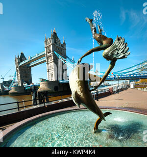 Fontaine en face du Tower Bridge à Londres Banque D'Images