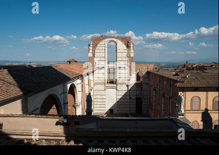 Facciatone gothique, l'arc de n'a jamais fini de la Cathédrale Duomo Nuovo (Nouveau) sur la Piazza Jacopo della Quercia de style roman et gothique italien Cattedrale Metro Banque D'Images