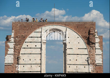 Facciatone gothique, l'arc de n'a jamais fini de la Cathédrale Duomo Nuovo (Nouveau) sur la Piazza Jacopo della Quercia de style roman et gothique italien Cattedrale Metro Banque D'Images