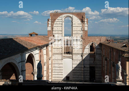 Facciatone gothique, l'arc de n'a jamais fini de la Cathédrale Duomo Nuovo (Nouveau) sur la Piazza Jacopo della Quercia de style roman et gothique italien Cattedrale Metro Banque D'Images