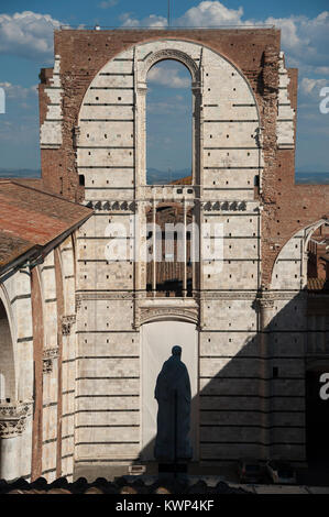 Facciatone gothique, l'arc de n'a jamais fini de la Cathédrale Duomo Nuovo (Nouveau) sur la Piazza Jacopo della Quercia de style roman et gothique italien Cattedrale Metro Banque D'Images