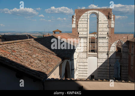 Facciatone gothique, l'arc de n'a jamais fini de la Cathédrale Duomo Nuovo (Nouveau) sur la Piazza Jacopo della Quercia de style roman et gothique italien Cattedrale Metro Banque D'Images