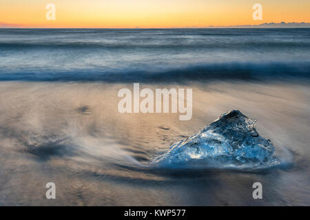 Lever du soleil & icebergs à Jokulsarlon Glacial Lagoon, Iceland, mi-novembre, par Dominique Braud/Dembinsky Assoc Photo Banque D'Images