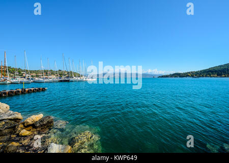 Journée ensoleillée avec des bateaux dans la mer au Golfe de La Spezia sur la Riviera Italienne au village et port de Portovenere, Italie Banque D'Images