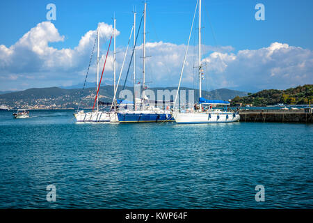 Trois voiliers à la marina de Portovenere Italie dans le Golfe de La Spezia, ou Golfe des Poètes sur une journée ensoleillée avec un ciel bleu Banque D'Images