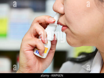 Close up shot pharmacien holding spray nasal médecine à la pharmacie.questions de santé saisonniers Banque D'Images