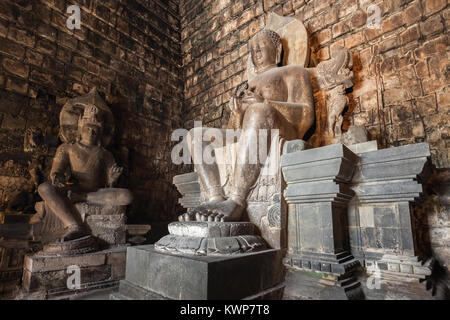 L'intérieur du Temple Mendut. Mendut est un temple bouddhiste dans le centre de Java, en Indonésie. Banque D'Images