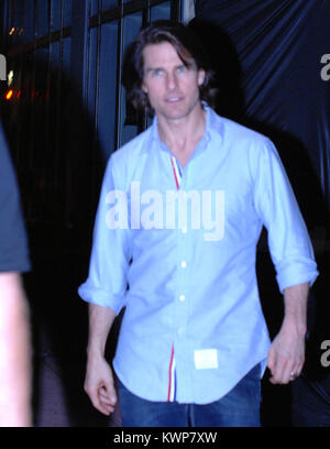 MIAMI BEACH, FL - 23 juillet : Tom Cruise de quitter la fête de fin de Rock of Ages qui s'est tenue à un llocal bowling dans South Beach. Le 23 juillet 2011 à Hollywood, Floride Personnes : Tom Cruise Banque D'Images