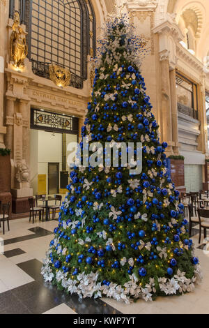 Arbre de Noël à l'intérieur de la 'galerie Guemes'. La rue Florida, Buenos Aires, Argentine. Banque D'Images