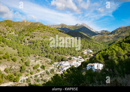 El Acebuchal, un village blanc ou peublo blanco, dans la région est de Malaga. Une fois abandonné, le village a été récemment restauré. Banque D'Images